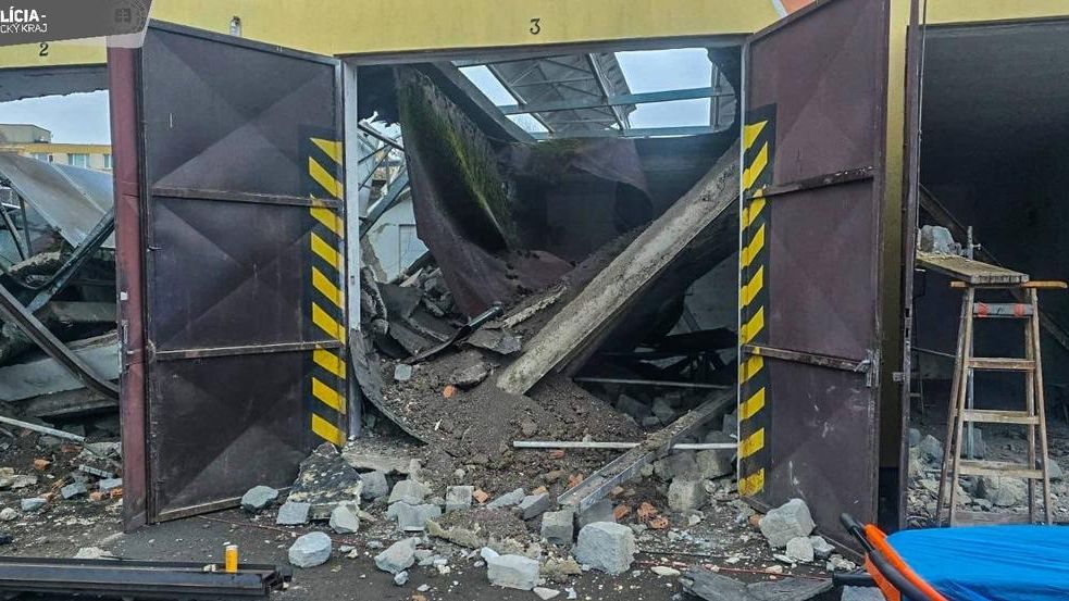 Na Slovensku se zřítila střecha budovy, tři osoby se pohřešují