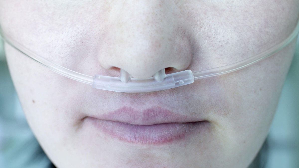 Trpí těžkou chorobou plic a je uvězněna v domě. Chybí jí peníze na přenosný kyslíkový koncentrátor