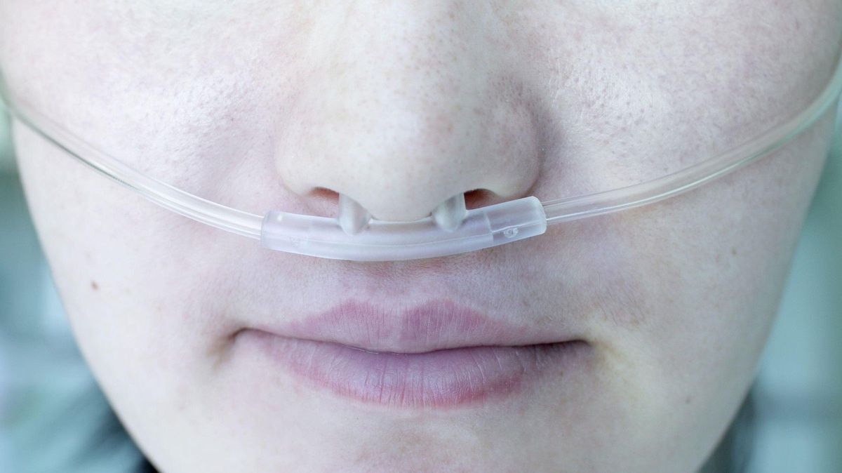 Trpí těžkou chorobou plic a je uvězněna v domě. Chybí jí peníze na přenosný kyslíkový koncentrátor