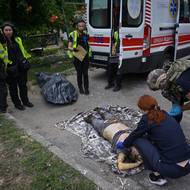 Tělo ukrajinské ženy, která byla zabita během ruského dronového útoku na civilní dům v Charkove.  Brzy ráno 18. srpna 2025 pět ruských dronů zasáhlo pětipodlažní obytnou budovu.  Zabito sedm civilistů, včetně dvou dětí – 1,5leté dívky a 16letého chlapce. Dvacet tři lidí bylo zraněno, včetně šesti dětí.