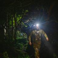 Pod rouškou tmy a v dešti dostávají dělostřelci další várku munice. 7. května 2025.