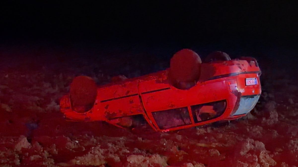 Řidič vylétl s autem u Horoměřic ze silnice, zásah komplikovalo bahno