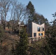 Dům se nachází na svažitém pozemku. 