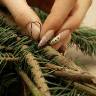 Drátkem či provázkem vytvoříme očko.