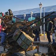 Výstava byla otevřena k ročnímu výročí pádu Asadova režimu.