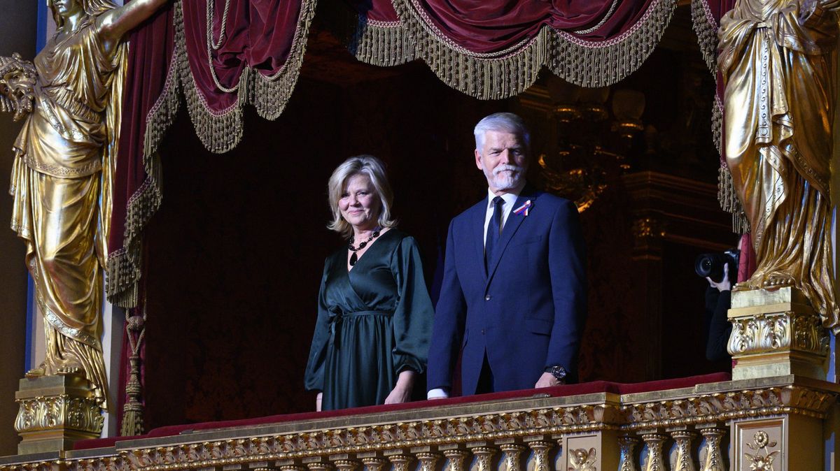 Jaké šaty vybrat do divadla? Inspirujte se nadčasovým modelem první dámy Evy Pavlové