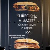 Skoro dvě stě korun za klobásu. Pro někoho přijatelná cena, pro někoho méně.