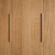 Detail dubové dýhy použité na vestavěném nábytku