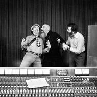 Jiří Stivín, americký saxofonista Tony Scott a kytarista Rudolf Dašek během natáčení alba Rozhovory, Dejvické studio, 1981