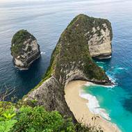 Typický pohled na pláž Kelingking na Nusa Penida