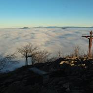 Z inverze vystupuje Ještědsko-kozákovský hřbet.