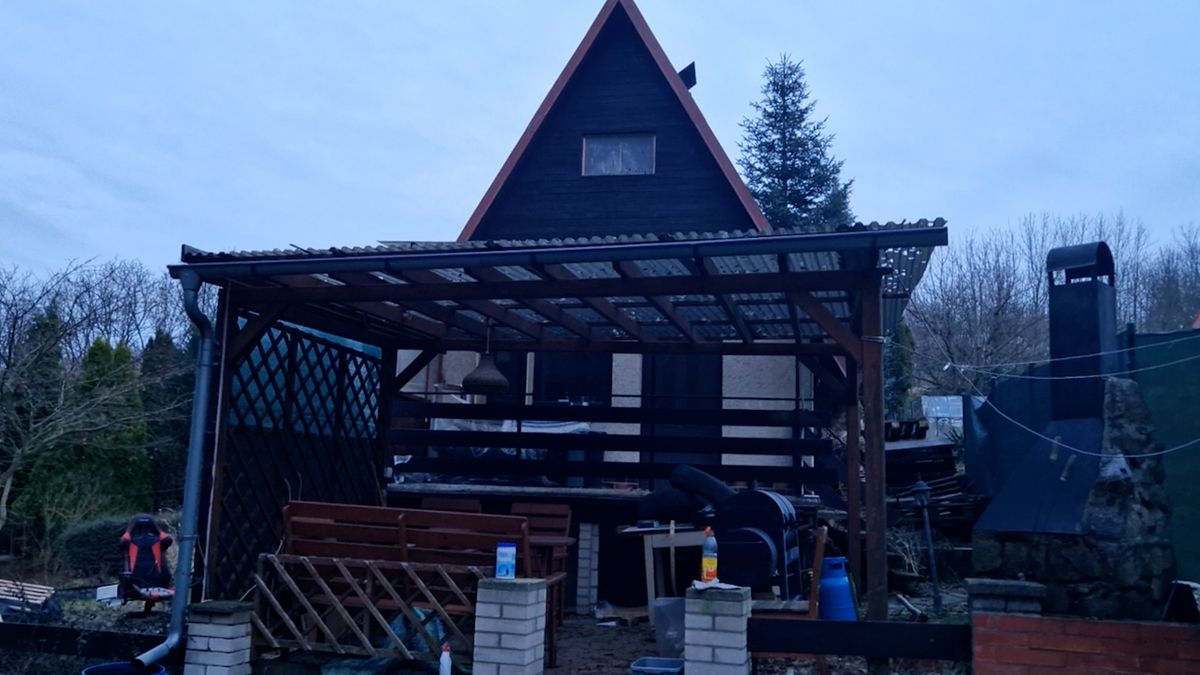 Zanedbaná chatka zaskládaná harampádím. Tady věznil únosce dvanáctiletého školáka