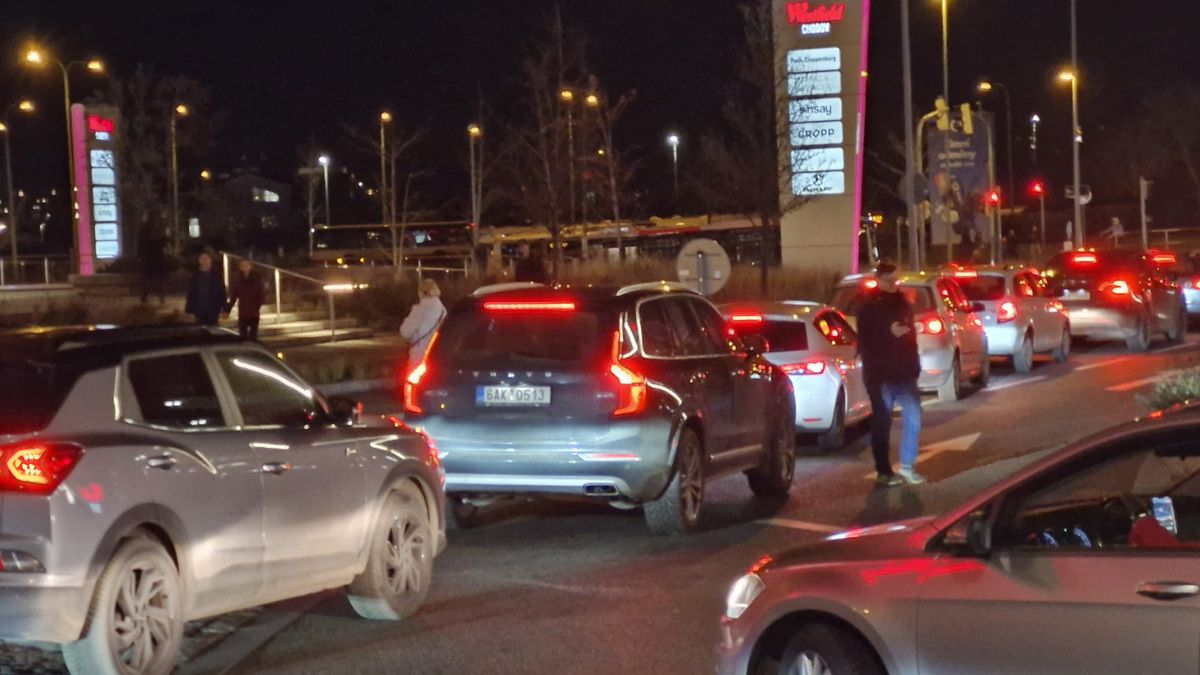 Na nebezpečnou ulici na Chodově upozorňovali strážníci už před sedmi lety. Řešení si úřady přehazují