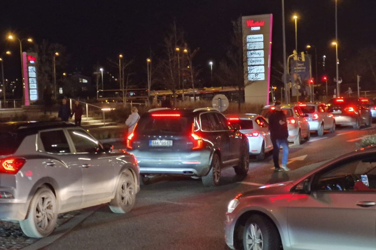 Na nebezpečnou ulici na Chodově upozorňovali strážníci už před sedmi lety. Řešení si úřady přehazují