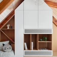 Designérka velice hezky vymyslela tvar skříně v dětském pokoji, která kopíruje tvar stropu a díky tomu vypadá jako domeček.
