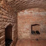 Dům je částečně podsklepený.