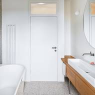 Chytrým detailem je světlík nad koupelnovými dveřmi.