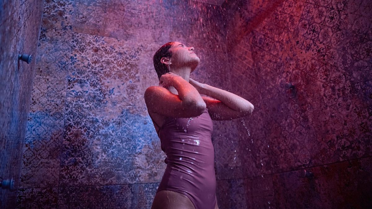 Chcete se lépe vyspat? Sprchujte se potmě