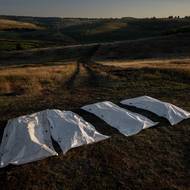 Těla padlých ruských vojáků budou následně vyměněna s Rusy za padlé Ukrajince. 4. září 2025.