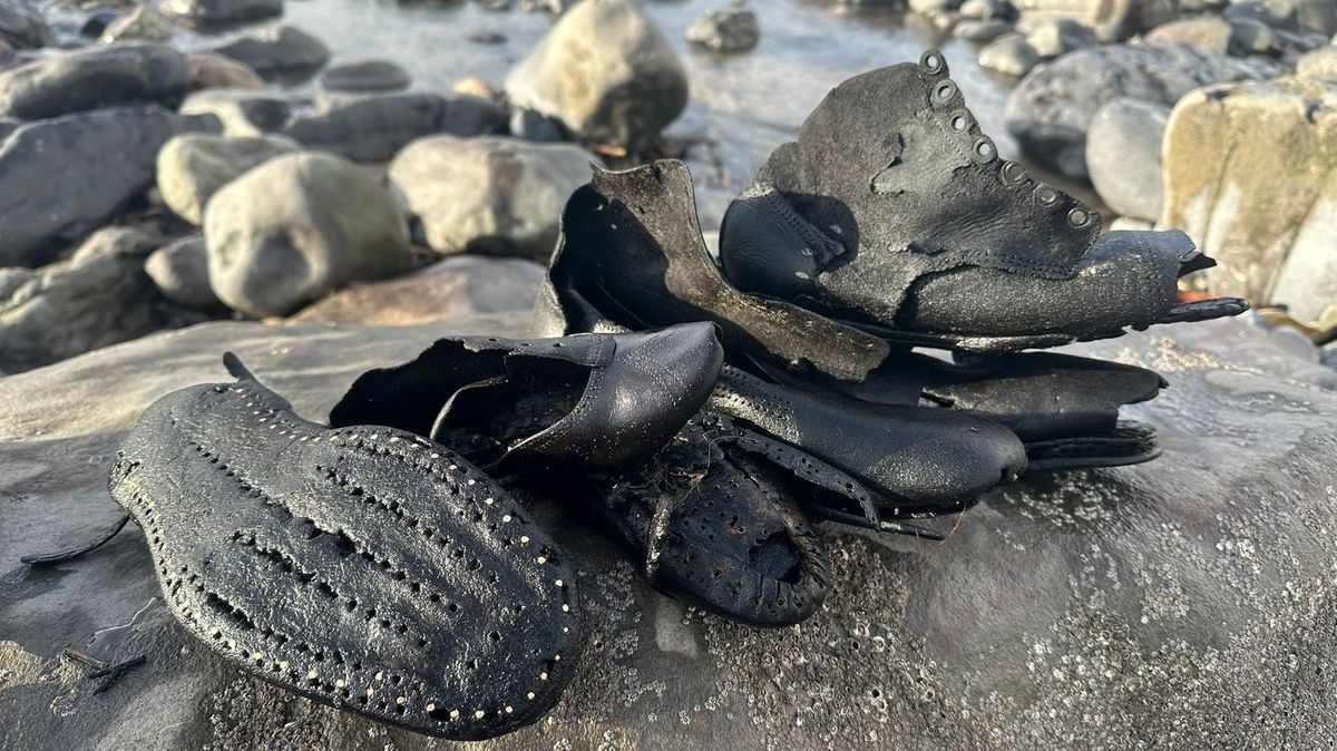 Moře vyplavilo na pobřeží Walesu stovky téměř 200 let starých bot