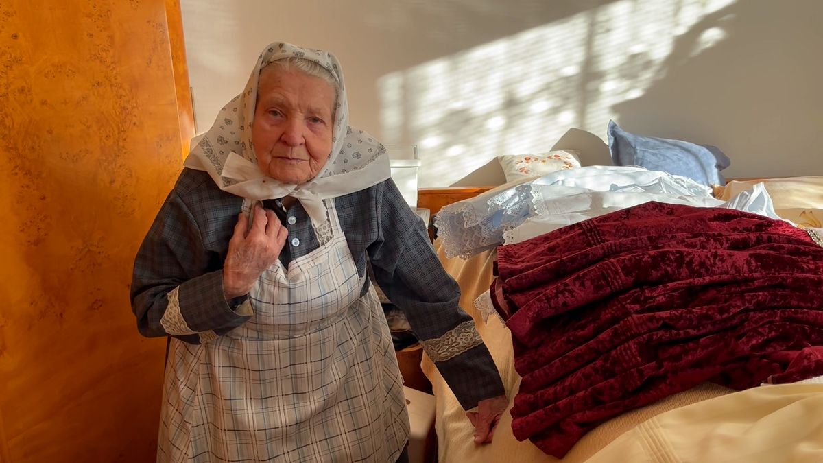 Celý život chodí v krojích, které si sama šije. Podle Jaroslavy Hajné je to důstojnější než nosit rifle