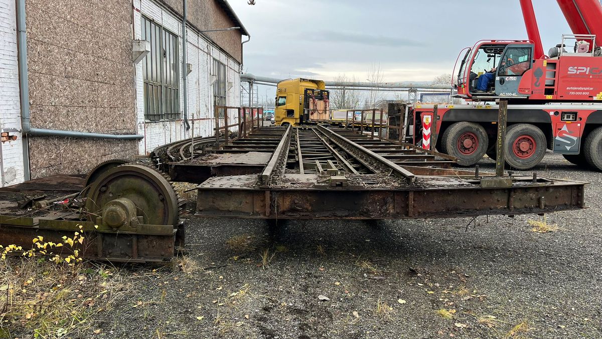 V Ostravě proběhl náročný přesun dvacetimetrové kulturní památky. Kvůli stavbě silnice