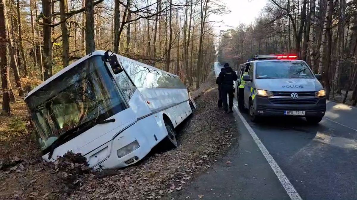 Opilý a zdrogovaný muž ukradl autobus, za Plzní s ním havaroval