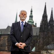 Čtvrtý prezident České republiky na pozadí se svým aktuálním úřadem.