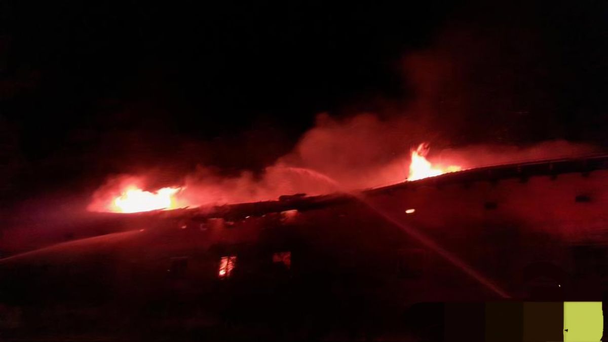 Bývalý hotel v Rabyni hoří. Zásah hasičů komplikuje namrzající hasební voda