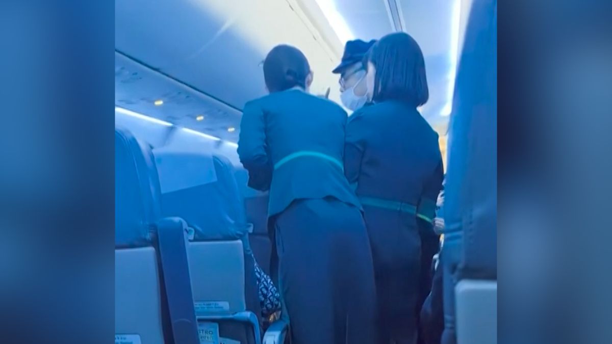 Cestující si nezamluvil sedadlo vedle partnerky. S posádkou letadla se pak dvě hodiny hádal kvůli výměně