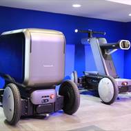 Vlevo je plně autonomní Hyundai Mobile Excentric Droid, vpravo verze s dálkovým řízením.