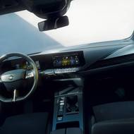 Změny v kabině jsou minimální a zaměřují se na udržitelné materiály, pohodlí sedadel a snazší ovládání.