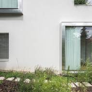 Okna směřující na terasu v nejvyšším podlaží.