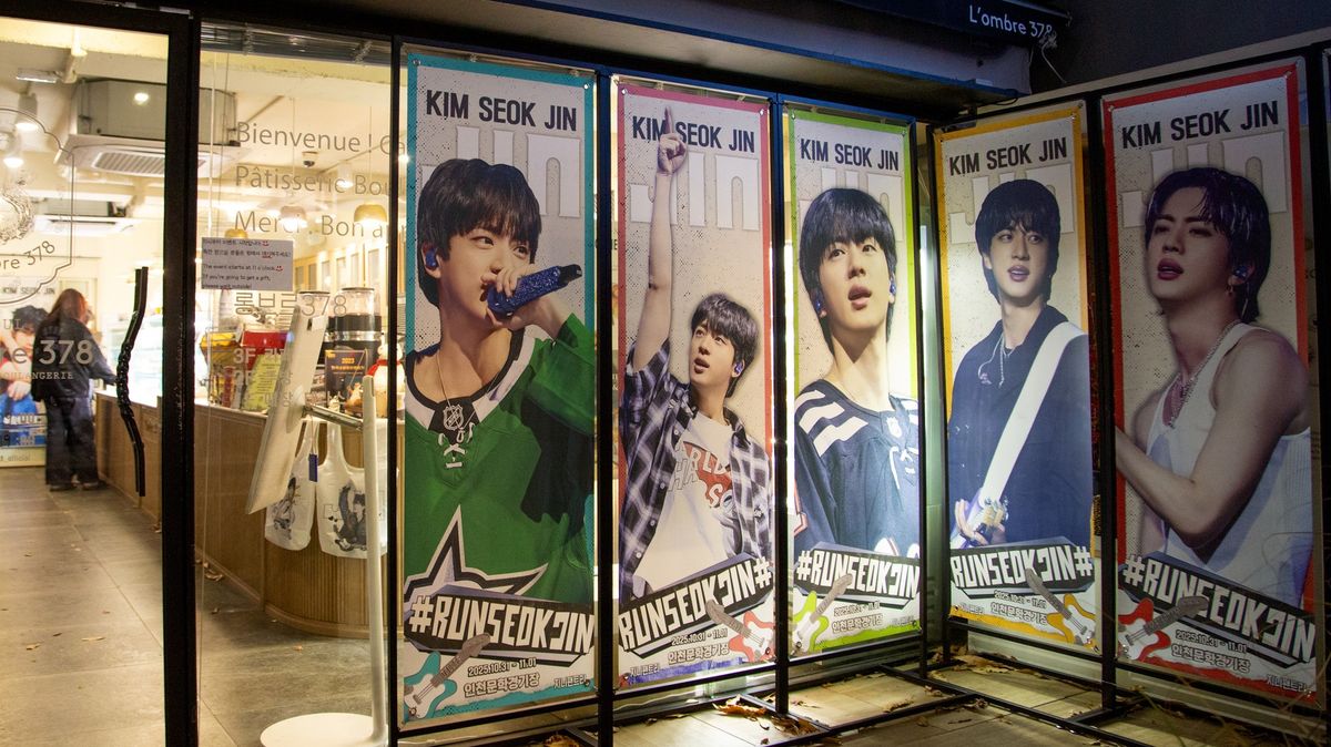 „Zadrželi nás na letišti, vysvobození bude něco stát.“ Falešný zpěvák vytáhl z fanynky desetitisíce