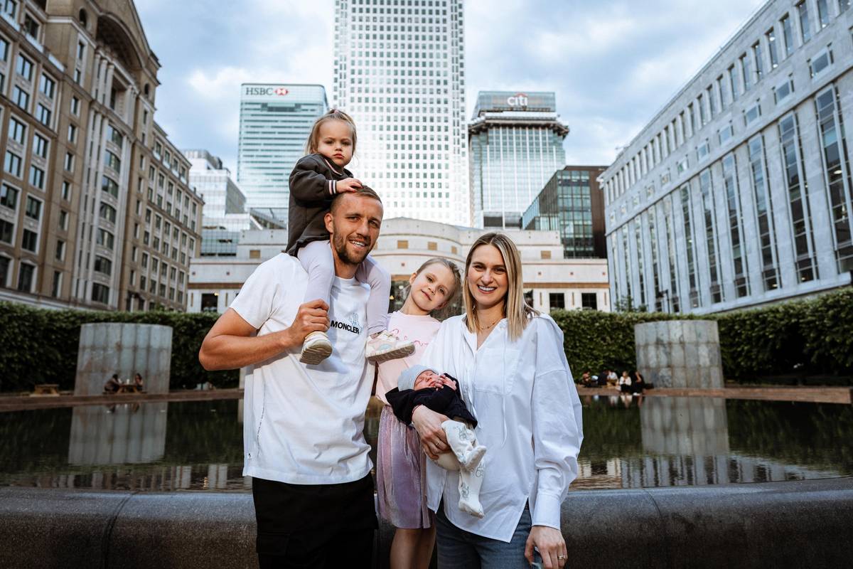 Tomáš Souček s manželkou Natálií, doma mají tři děti.