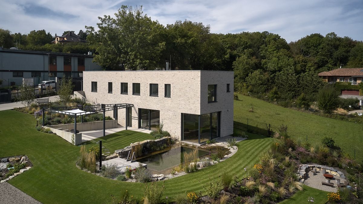 Dům s jezírkem má krásný výhled na údolí Berounky