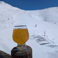 Výhledy si lze vychutnat třeba s místním zlatým mokem.