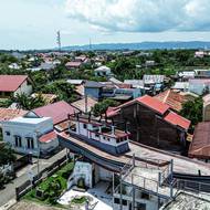 Loď na střeše jednoho z domů v indonéském městě Banda Aceh na Sumatře připomíná tsunami z roku 2024. 