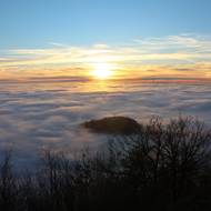 Nížiny zalité inverzní oblačností.