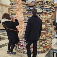 Sloup z osmi tisíc knih má symbolizovat nekonečnost vědění.