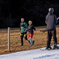 Vlek u sjezdovky Pomezky. Dají se provozovat podzimní i zimní sporty. 