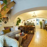 Zajímavým prvkem hlavního prostoru jsou oblouky navozující pocit podloubí.