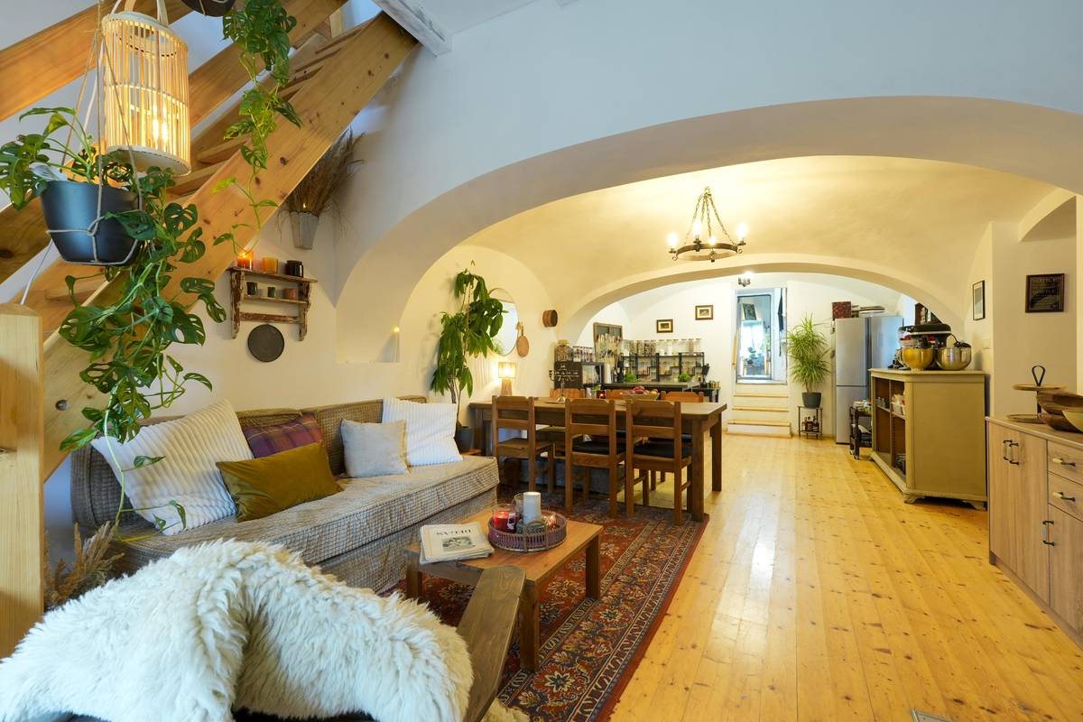 Zajímavým prvkem hlavního prostoru jsou oblouky navozující pocit podloubí.