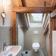 Obytné podkroví zabírá ložnice s malým samostatným wc.