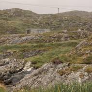 Dům na první pohled vůbec nevyčnívá z krajiny. 