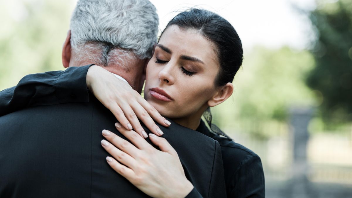 Narcistický otec drží celou rodinu v šachu. Jak ovlivní své dcery?