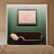 Hlavní ložnice má vlastní koupelnu přístupnou dveřmi vpravo.