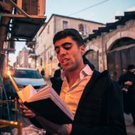 Jsou ortodoxními židy, ale v Jeruzalémě slaví Chanuku poprvé. Ve městě totiž pobývá spousta zahraničních studentů, třeba z Brooklynu. 