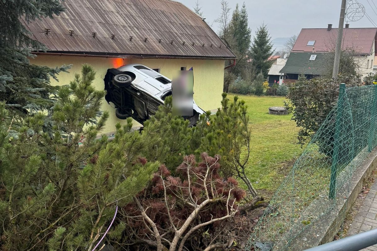 Opilý řidič naboural na Slovensku do domu, auto skončilo v pokoji