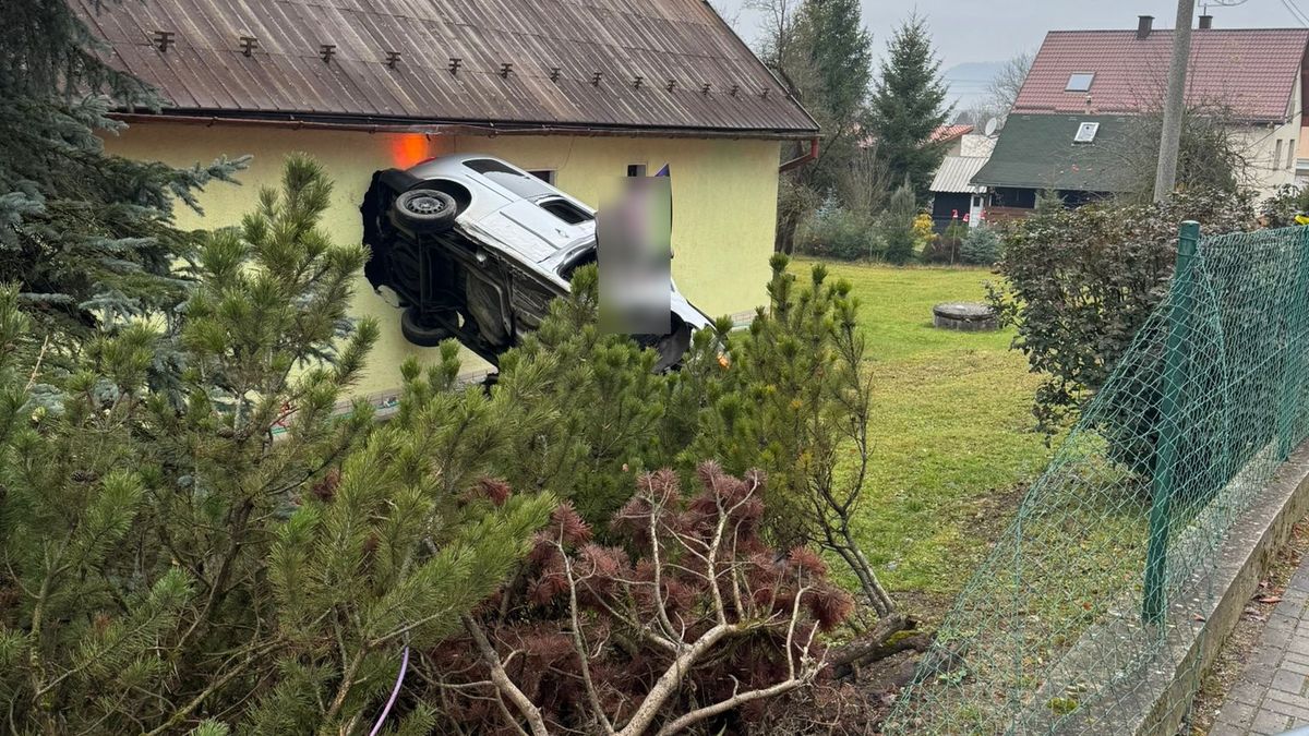 Opilý řidič naboural na Slovensku do domu, auto skončilo v pokoji